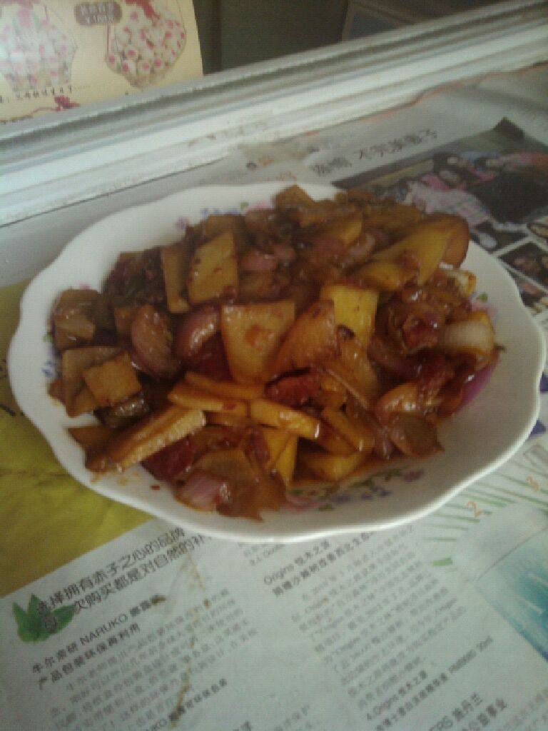 土豆洋葱配腊肠