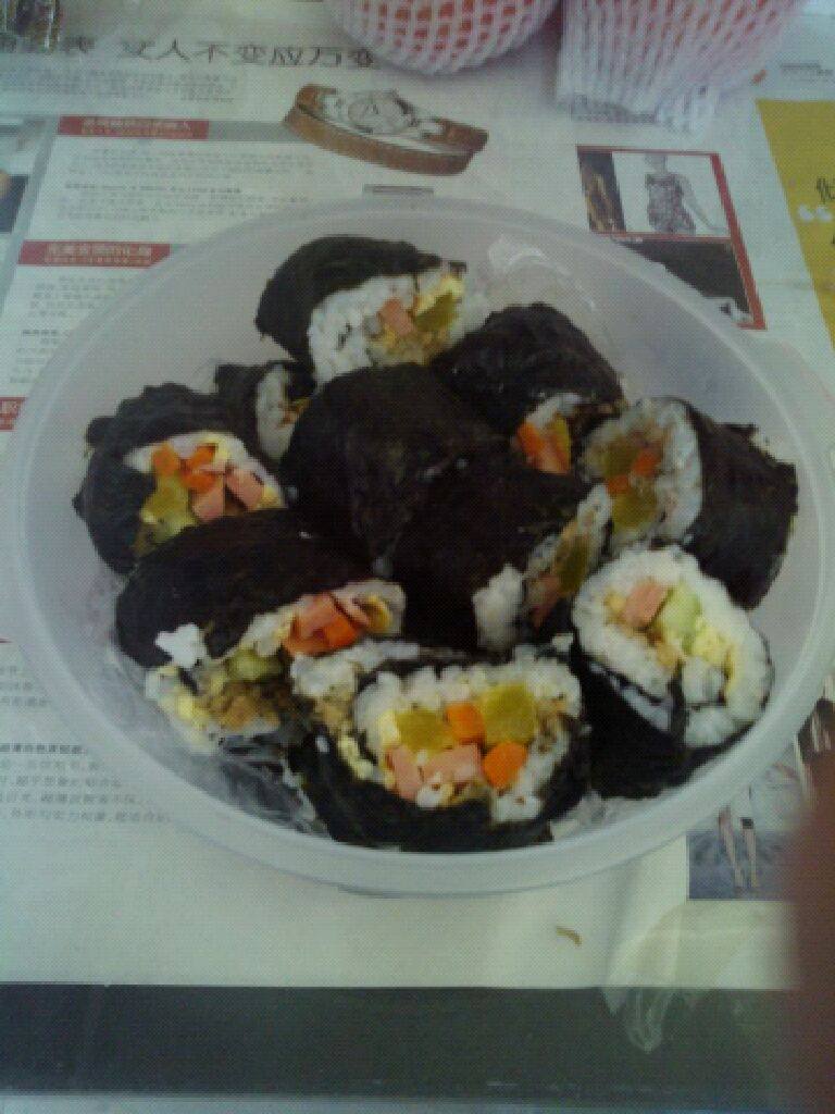 寿司,5.铺上寿司帘,再铺层白米饭,均匀涂抹上沙拉酱。在最下边横铺一层<a style='color:red;display:inline-block;' href='/shicai/ 432'>肉松</a>,再码上黄瓜、鸡蛋、胡萝卜、火腿丝、甜萝卜条。卷成卷儿紧握一分钟定型, 退去寿司帘,小刀蘸水切段儿即可。