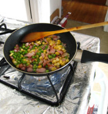 培根土豆盏,倒入<a style='color:red;display:inline-block;' href='/shicai/ 4802'>玉米粒</a>，豌豆粒，炒熟