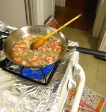 酱油培根炒饭,锅内放少许油，煸香培根至油脂析出