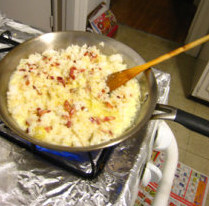 酱油培根炒饭,下入米饭，炒散，<a style='color:red;display:inline-block;' href='/shicai/ 9'>鸡蛋</a>打散，加入少许清水略调稀，加入盐，倒入米饭中，翻匀