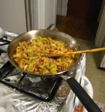 酱油培根炒饭,加入<a style='color:red;display:inline-block;' href='/shicai/ 788'>生抽</a>和<a style='color:red;display:inline-block;' href='/shicai/ 762'>老抽</a>，撒入葱花，<a style='color:red;display:inline-block;' href='/shicai/ 10588'>糖</a>，翻炒均匀