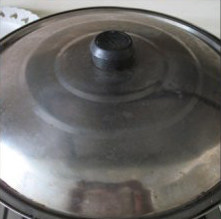 奶香玉米饼,盖上锅盖焖1-2分钟,直至面饼摊熟