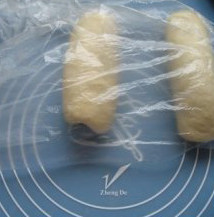 北海道吐司,从上到下卷起,盖上保鲜膜松弛15分钟