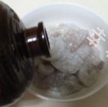 虾粥,<a style='color:red;display:inline-block;' href='/shicai/ 287'>虾仁</a>解冻后去虾线,洗净,放入少许黄酒去腥