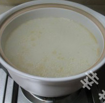 虾粥,<a style='color:red;display:inline-block;' href='/shicai/ 492'>大米</a>用清水浸泡一小时后沥干,放入少量香油搅拌均匀,倒入适量的开水