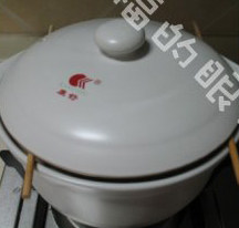 虾粥,将两根筷子放在砂锅上,再盖上锅盖。继续小火熬煮