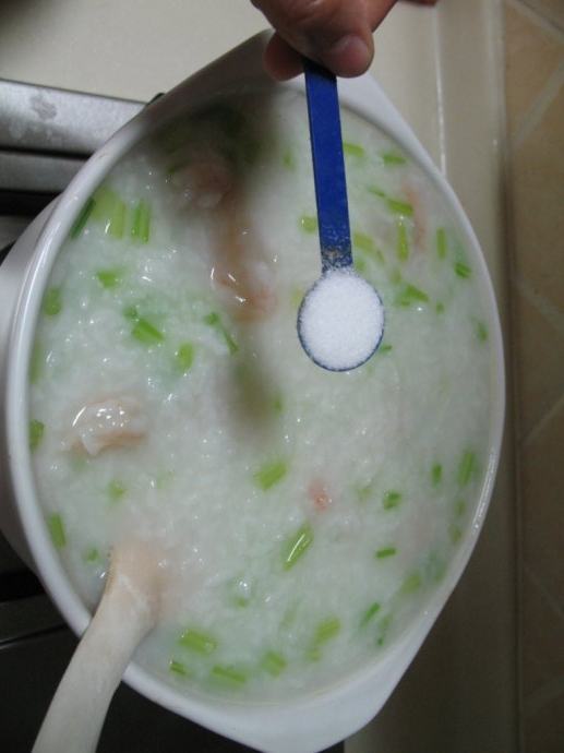 虾粥,放入虾仁,放入适量盐调味搅拌均匀关火,盖上盖子焖15分钟即可。
