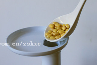 抹茶豆腐冻,组装好原汁机,将开关打开,泡发后的黄豆和1200克水混合,用汤勺一勺一勺慢慢送入原汁机进口处;