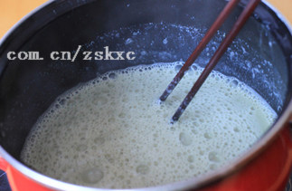 抹茶豆腐冻,再加入15克抹茶粉,期间要不停搅拌,豆浆略沸后转小火