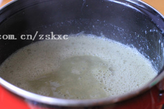 抹茶豆腐冻,加入白<a style='color:red;display:inline-block;' href='/shicai/ 10588'>糖</a>,让豆浆继续微微沸腾,期间仍要搅拌,沸腾后再加热约5分钟左右(泡沫会基本消失,这样豆浆才算煮好)