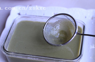 抹茶豆腐冻,将煮好的抹茶豆浆过滤后倒入容器中,室温晾凉