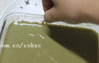 抹茶豆腐冻,加盖放入冰箱中冷藏凝固后,用牙签沿容器划一圈,即可脱模,食用时可以切小块,再撒些糖粉,也可以直接用勺子挖着吃。