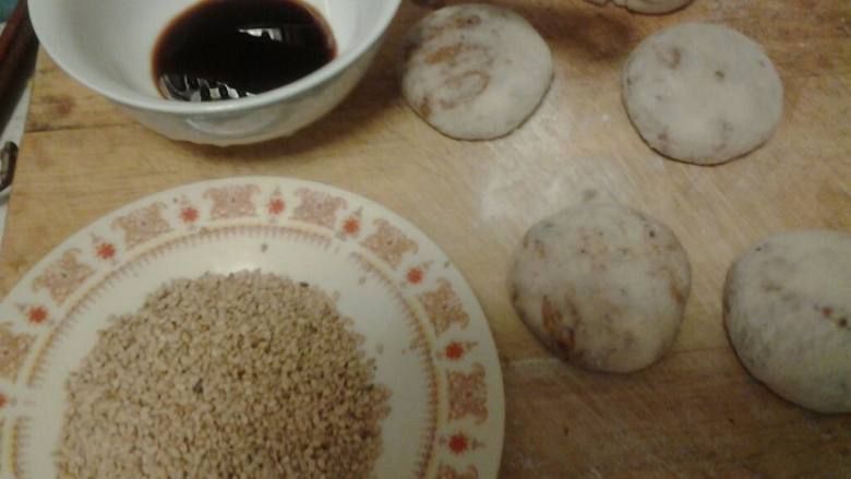 芝麻烧饼,刷酱油,粘芝麻。