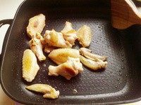 可乐鸡翅,捞出鸡翅,锅里倒油烧热,再倒入鸡翅,煎至表皮金黄。(因为热锅冷油煎鸡翅会粘锅很严重。如果是不粘锅就不用捞,直接放一丁点油。