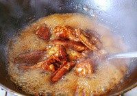 可乐鸡翅,大火煮开。煮开捞一捞浮沫。(换锅 = =。平底锅太浅。)