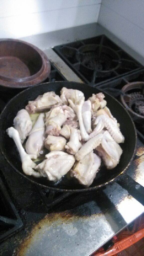 原味香煎土鸡,鸡杀好砍块盐十六克味精8克腌制半小时～姜切厚片摆入平底锅摆整齐后鸡肉朝下带皮的朝上～放入跟姜片平的油后煎五分钟后鸡翻面～加入到鸡肉三分之一处水份的水盖锅盖小火煮15分钟～