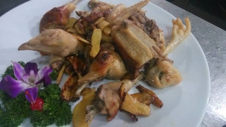 原味香煎土鸡,十五分钟后改大火～听到锅里油爆声后关火停个一分钟在拿起锅盖不然会被油爆到～～