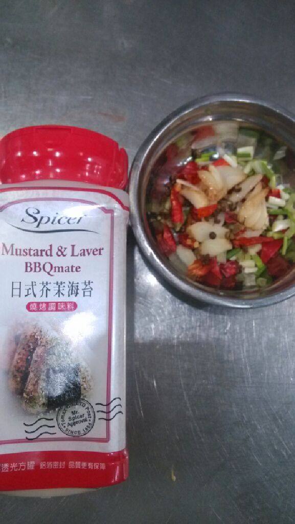 海苔虾,<a style='color:red;display:inline-block;' href='/shicai/ 300'>虾</a>去须～下油锅里<a style='color:red;display:inline-block;' href='/shicai/ 300'>虾</a>至外壳酥脆捞起～锅留底油放入切好的姜葱蒜红椒爆香后加入<a style='color:red;display:inline-block;' href='/shicai/ 300'>虾</a>翻炒均匀后撒入芥末海苔粉在加点椒盐炒均匀即可～