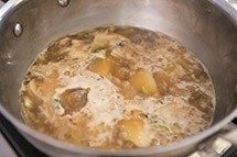 啤酒土豆奶酪汤,加入啤酒和百里香。用文火慢慢煮,锅部分盖,煮至土豆变软,约15至20分钟。