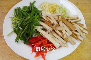 炒鱿鱼,<a style='color:red;display:inline-block;' href='/shicai/ 116'>韭菜</a>、<a style='color:red;display:inline-block;' href='/shicai/ 473'>香干</a>切寸段，红椒切片，葱姜蒜切末