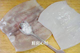 炒鱿鱼,<a style='color:red;display:inline-block;' href='/shicai/ 7459'>鲜鱿鱼</a>洗净后,剪掉头尾,撒一勺盐,搓掉表面的鱼皮