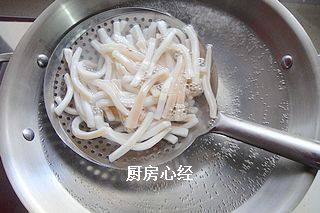 炒鱿鱼,锅中坐水,80度呈现虾眼泡时关火,放入漏勺鱿鱼丝,几秒钟立即捞出,不过凉水。