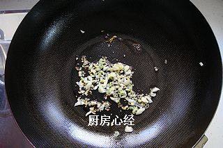 炒鱿鱼,锅中爆香葱姜蒜末