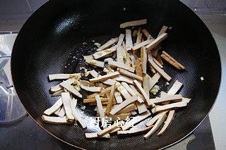 炒鱿鱼,倒入香干炒几下