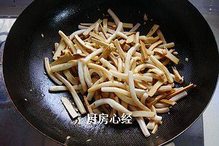 炒鱿鱼,倒入焯水后的鱿鱼丝，然后调味加入<a style='color:red;display:inline-block;' href='/shicai/ 718'>料酒</a>10克；<a style='color:red;display:inline-block;' href='/shicai/ 692'>酱油</a>10克炒几下