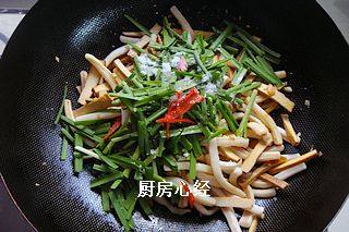 炒鱿鱼,倒入韭菜；红椒；调入盐5克；<a style='color:red;display:inline-block;' href='/shicai/ 756'>鸡精</a>5克；<a style='color:red;display:inline-block;' href='/shicai/ 10588'>糖</a>3克，炒匀即可出锅