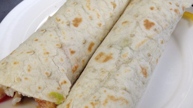 Enchiladas,从两边往中间卷成圆柱状,接头的地方朝下放在盘中