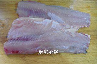红烧瓦块鱼,<a style='color:red;display:inline-block;' href='/shicai/ 375'>鲤鱼</a>去掉头和尾，将鱼背部划开，再分别片下鱼肉，然后再去掉鱼肉内侧的大鱼刺