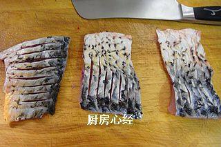 红烧瓦块鱼,在鱼身的背部，每隔半厘米切一深刀
