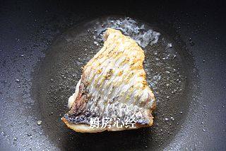 红烧瓦块鱼,锅内放油烧热，擦干鱼身水分，拍少许面粉，将鱼块煎制二面金黄，盛出备用。