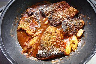 红烧瓦块鱼,锅内爆香<a style='color:red;display:inline-block;' href='/shicai/ 695'>八角</a>；葱姜蒜后，放入鱼片，倒入持平的清水。放入料酒10克；<a style='color:red;display:inline-block;' href='/shicai/ 699'>番茄酱</a>30克；<a style='color:red;display:inline-block;' href='/shicai/ 4510'>黄豆酱</a>15克；<a style='color:red;display:inline-block;' href='/shicai/ 692'>酱油</a>15克；<a style='color:red;display:inline-block;' href='/shicai/ 756'>鸡精</a>5克；盐适量，炖制15分钟即可。