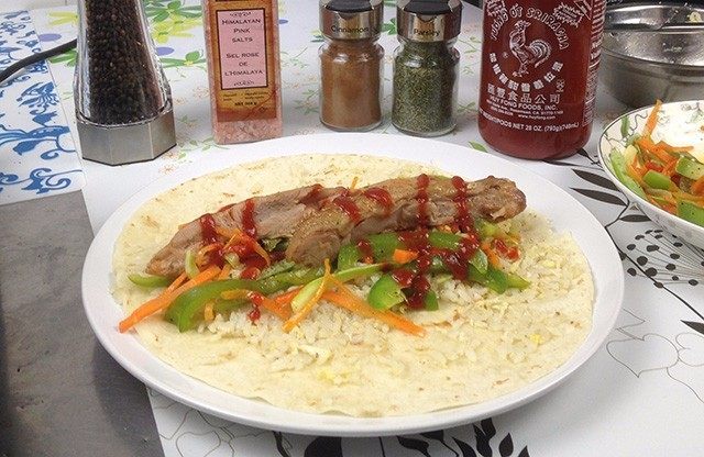 Fajitas,摆放好炒好的青红椒后放上鸡腿排加入适量的番茄沙司调味