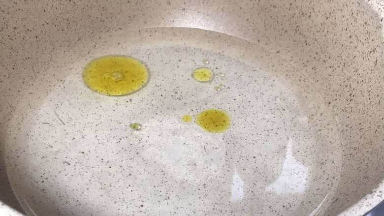 青椒胡萝卜炒香肠,起锅烧开水,放入少许盐和油