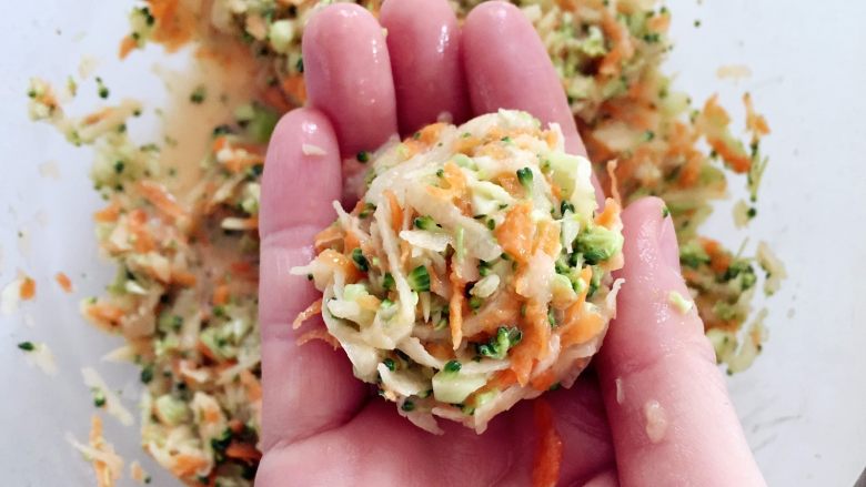 西兰花土豆饼—试试缤纷蔬菜饼12M ,抓小小一团