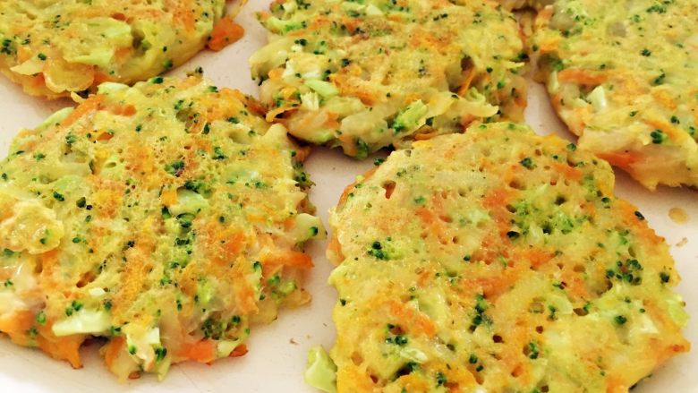 西兰花土豆饼—试试缤纷蔬菜饼12M ,翻面后小火煎,之后反复翻面,直到两面金黄即可。
ps:一直用小火哦,小小慢慢煎,可以确保所有的食材都熟,不然外面焦了,里面还没熟。