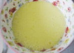 酥皮蓝莓杯子蛋糕,将<a style='color:red;display:inline-block;' href='/shicai/ 857'>植物油</a>、<a style='color:red;display:inline-block;' href='/shicai/ 1108'>蛋</a>、<a style='color:red;display:inline-block;' href='/shicai/ 219'>牛奶</a>混合均匀