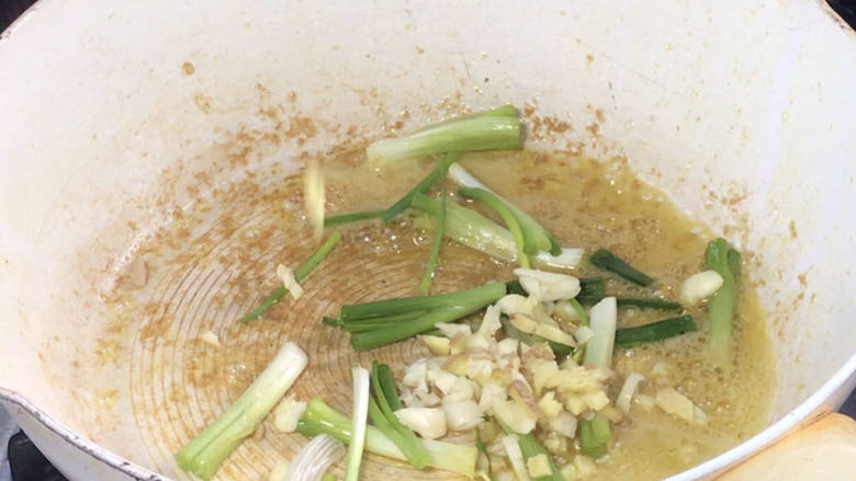 青葱炒肉丝,就着油锅,放入青葱白、姜蒜炒香