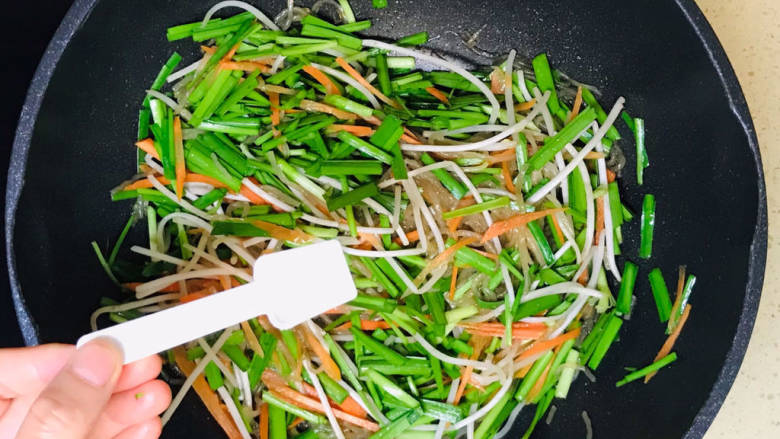 韭菜豆芽炒粉丝,翻炒均匀,撒入盐调味
