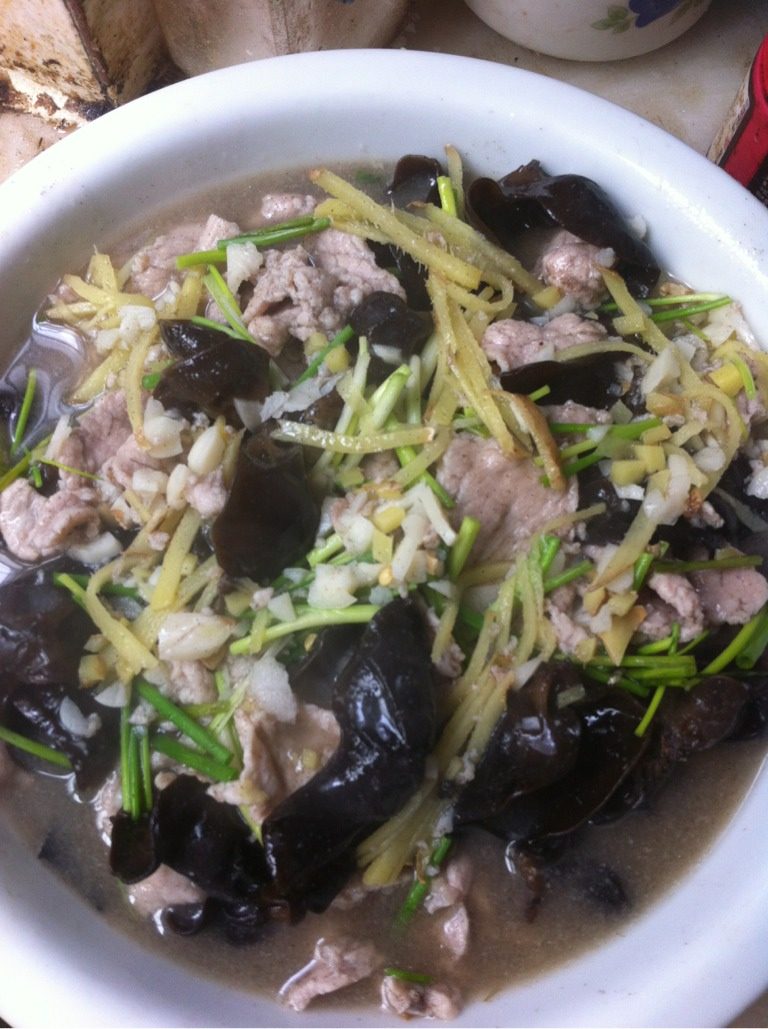 水煮肉片（超简单）,直接用水加入盐胡椒味精葱姜蒜调好味，淋在菜上