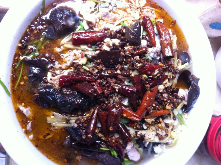 水煮肉片（超简单）,锅里到油，放入<a style='color:red;display:inline-block;' href='/shicai/ 700'>花椒</a><a style='color:red;display:inline-block;' href='/shicai/ 62'>辣椒</a>（也可此时放葱姜蒜）淋在菜上，完成