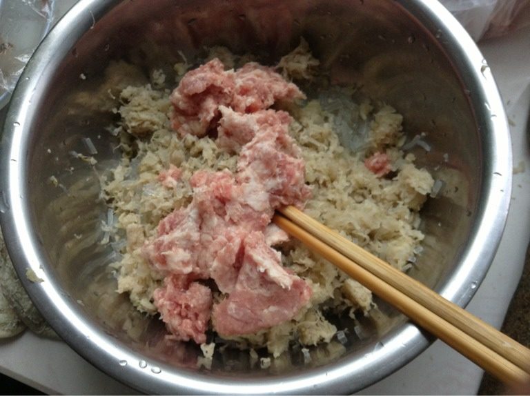 酸菜粉条猪肉包,将<a style='color:red;display:inline-block;' href='/shicai/ 3361'>酸菜</a>猪肉和煮好的<a style='color:red;display:inline-block;' href='/shicai/ 525'>粉条</a>放入盆里，加上葱姜末，<a style='color:red;display:inline-block;' href='/shicai/ 692'>酱油</a>，耗油，<a style='color:red;display:inline-block;' href='/shicai/ 718'>料酒</a>，盐，味精，胡椒粉，一点点<a style='color:red;display:inline-block;' href='/shicai/ 10588'>糖</a>和<a style='color:red;display:inline-block;' href='/shicai/ 847'>香油</a>，还有榨好的花椒大料油，一个方向搅拌上劲