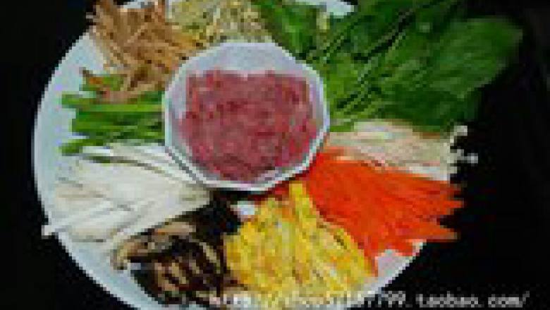 石锅拌饭,材料洗净，<a style='color:red;display:inline-block;' href='/shicai/ 25'>胡萝卜</a>、 <a style='color:red;display:inline-block;' href='/shicai/ 230'>香菇</a>、<a style='color:red;display:inline-block;' href='/shicai/ 256'>鸡腿菇</a>切成细丝；