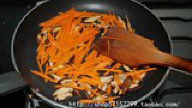 石锅拌饭,锅中油热，倒入胡萝 卜、香菇炒熟，加少许 盐；一个<a style='color:red;display:inline-block;' href='/shicai/ 9'>鸡蛋</a>煎成蛋皮切 丝。