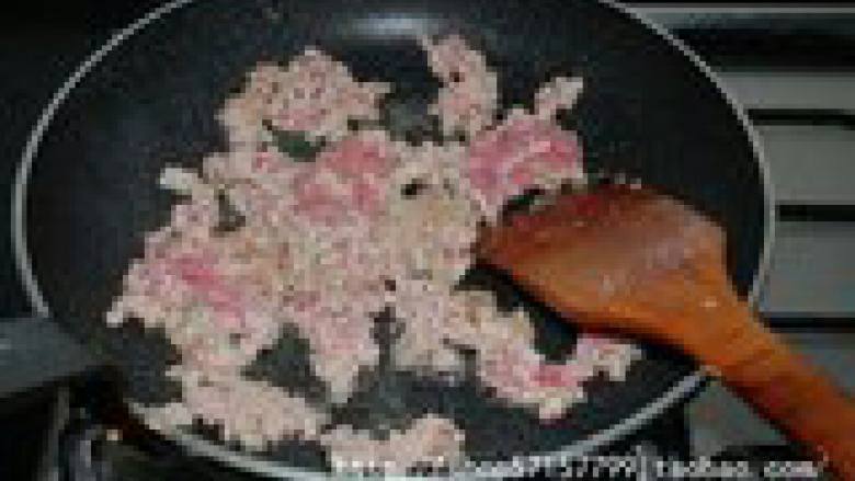 石锅拌饭,锅中热油，倒入<a style='color:red;display:inline-block;' href='/shicai/ 216'>牛肉</a> 碎，用中火煸炒，炒制牛 肉碎变色时，加盐、黑胡 椒粉和糖，翻炒均匀后盛 出备用。