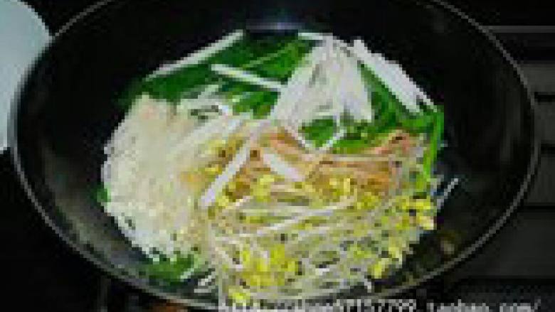 石锅拌饭,烧开水，焯熟金针 菇、<a style='color:red;display:inline-block;' href='/shicai/ 127'>黄花菜</a>、<a style='color:red;display:inline-block;' href='/shicai/ 120'>豆芽</a>、芦 笋、<a style='color:red;display:inline-block;' href='/shicai/ 117'>菠菜</a>、鸡腿菇，加入 少许盐和<a style='color:red;display:inline-block;' href='/shicai/ 847'>香油</a>拌匀
